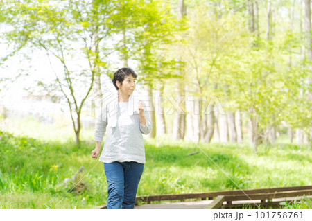 ウォーキングをするシニア女性の画像 101758761
