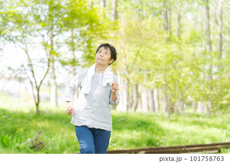 公園で運動するシニア女性の画像 101758763