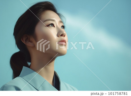 空を見上げる若い女性 101758781
