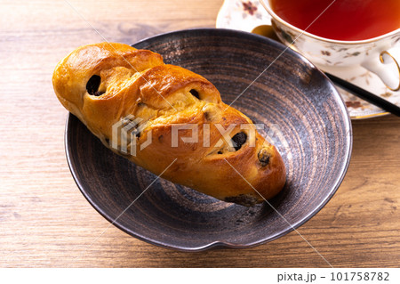 レーズンロールパン 101758782