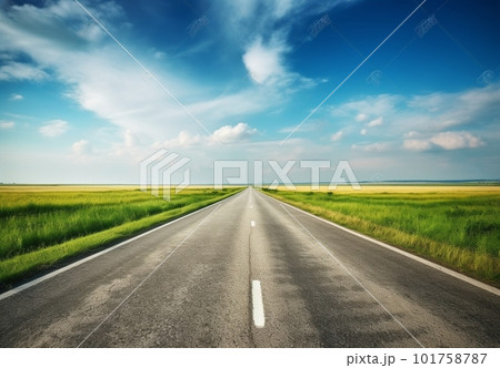 朝霧に包まれた長い道路 101758787