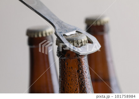 瓶ビールの栓を抜く手元　bottled beer 101758984