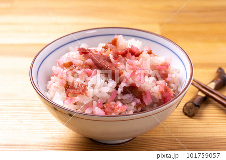 梅干しの炊き込みご飯 梅干しの炊き込みご飯 101759057