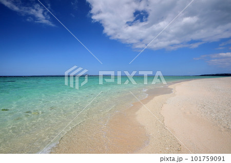 沖縄県国頭郡本部町瀬底　瀬底島の瀬底ビーチからの瀬底ブルーの青い海と遠くに見える伊江島の景色 101759091