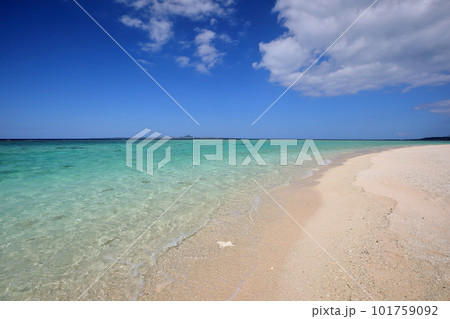 沖縄県国頭郡本部町瀬底　瀬底島の瀬底ビーチからの瀬底ブルーの青い海と遠くに見える伊江島の景色 101759092