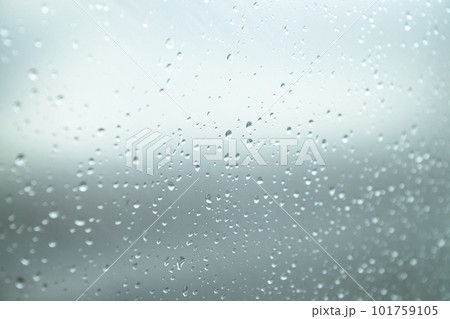 窓についた水滴 窓についた水滴 101759105