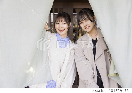 女子旅イメージ 温泉旅館の暖簾から顔を出す若い女性 女子旅イメージ 温泉旅館の暖簾から顔を出す若い女性 101759179