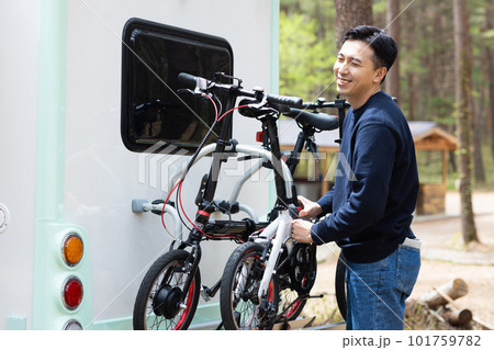 キャンピングカーに積んだ自転車 キャンピングカーに積んだ自転車 101759782
