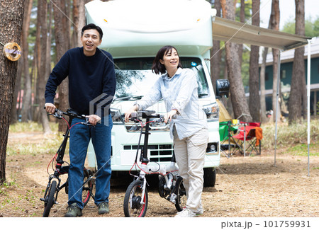 キャンプ場で自転車に乗るカップル 101759931