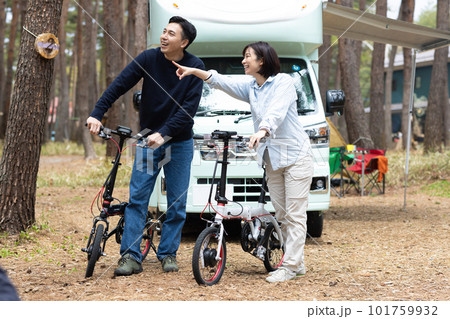キャンプ場で自転車に乗るカップル 101759932