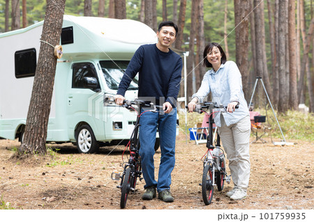 キャンプ場で自転車に乗るカップル キャンプ場で自転車に乗るカップル 101759935