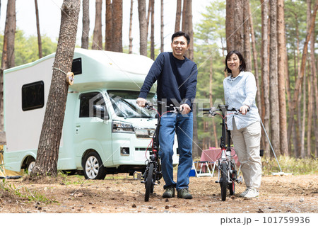 キャンプ場で自転車に乗るカップル キャンプ場で自転車に乗るカップル 101759936