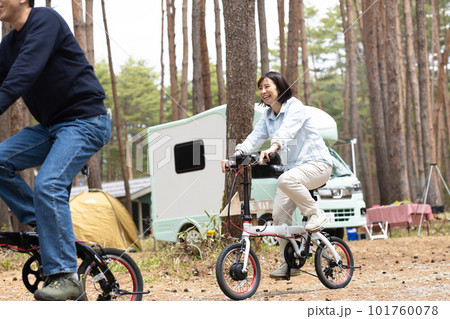 キャンプ場で自転車に乗るカップル 101760078