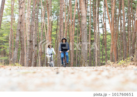 林間で電動自転車に乗るカップル 101760651