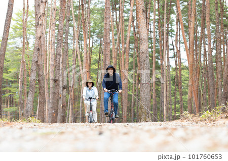 林間で電動自転車に乗るカップル 101760653
