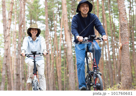 林間で電動自転車に乗るカップル 101760681