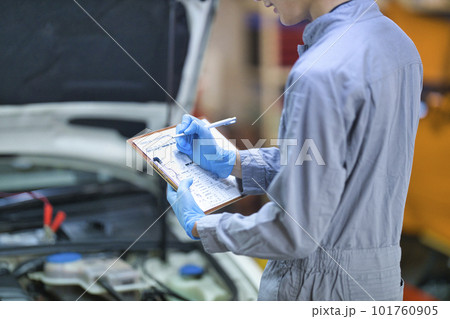 ボンネットの中をチェックする自動車整備士 101760905
