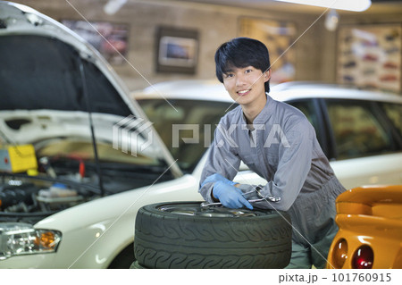 工場で働く自動車整備士 工場で働く自動車整備士 101760915