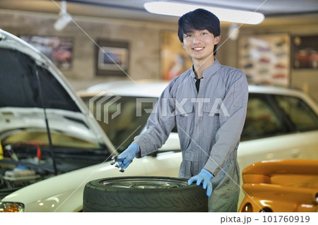 工場で働く自動車整備士 工場で働く自動車整備士 101760919