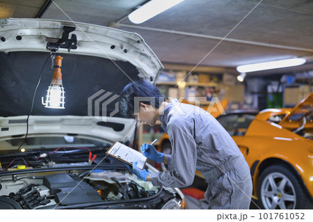 ボンネットの中をチェックする自動車整備士 101761052