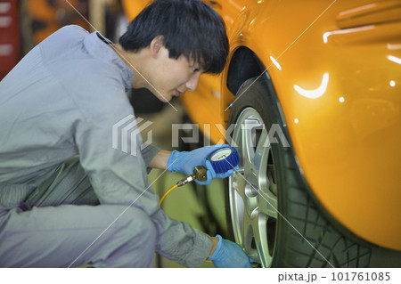 工場でタイヤのチエックをする自動車整備士 101761085