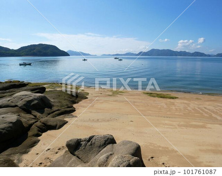 百島の最先端　だんご岩の風景　（広島県尾道市） 101761087