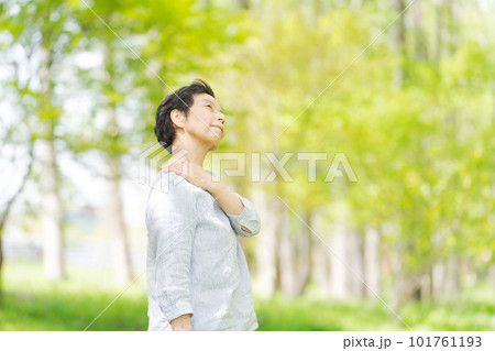 新緑の公園で寛ぐシニア女性の画像 新緑の公園で寛ぐシニア女性の画像 101761193