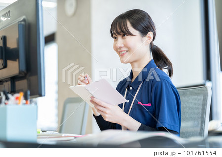 リモートで利用者と話す介護士、介護福祉士、医療事務、女性、事務 101761554