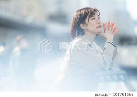 コートを着た女性 待ち合わせ中の女性 アンニュイな表情の女性 コートを着た女性 待ち合わせ中の女性 アンニュイな表情の女性 101761568