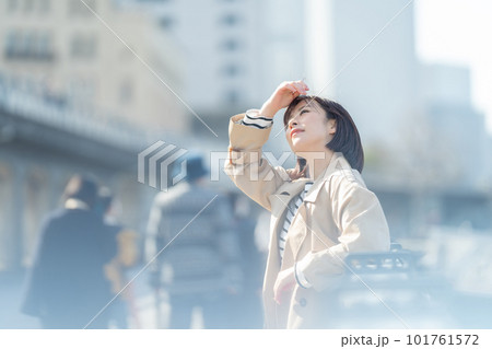 コートを着た女性　待ち合わせ中の女性　アンニュイな表情の女性 101761572