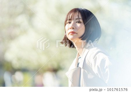 コートを着た女性　待ち合わせ中の女性　アンニュイな表情の女性 101761576