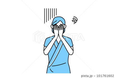 落ち込んで顔を覆う中年・シニア女性入院患者 101761602