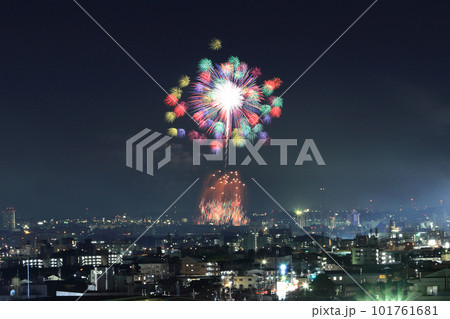 名古屋都市風景と花火 101761681