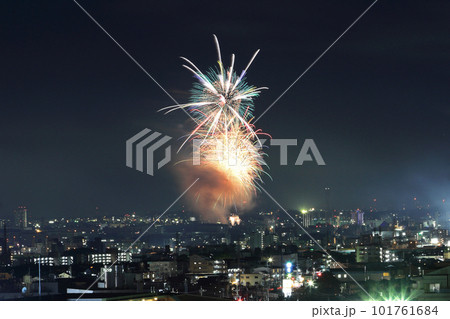 名古屋都市風景と花火 101761684