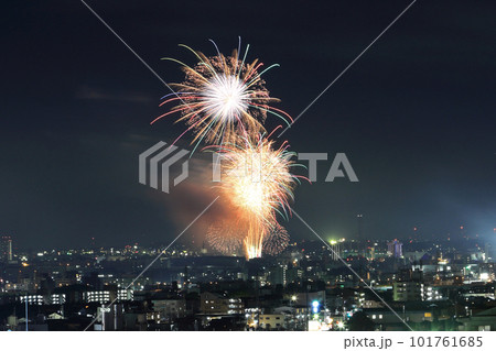 名古屋都市風景と花火 101761685