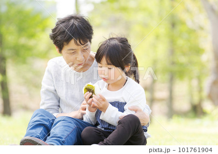 孫とおばあちゃんのポートレート 孫とおばあちゃんのポートレート 101761904