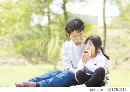 孫とおばあちゃんのポートレート 101761911