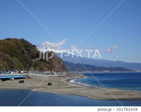 静岡県静岡市清水区 興津川河口付近の駿河湾の砂浜から眺めた富士山 写真 101762439