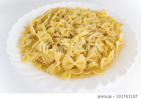 お皿の上に盛り付けた乾燥パスタのファルファッレ 101763187