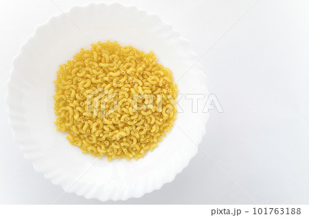 お皿の上に盛り付けた乾燥パスタのマカロニ 101763188