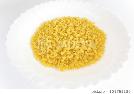 お皿の上に盛り付けた乾燥パスタのマカロニ 101763189