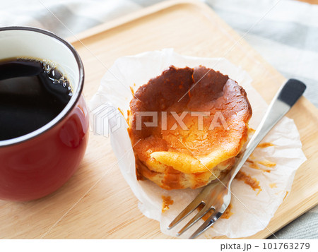 手作りのミニバスクチーズケーキとコーヒー 101763279