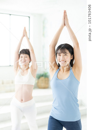 ヨガをする若い女性 ヨガをする若い女性 101763406