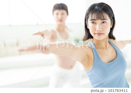 ヨガをする若い女性 101763411