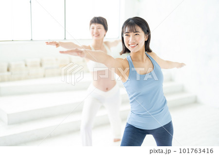 ヨガをする若い女性 101763416