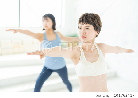 ヨガをする若い女性 ヨガをする若い女性 101763417