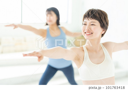 ヨガをする若い女性 ヨガをする若い女性 101763418