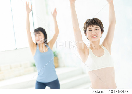 ヨガをする若い女性 101763423