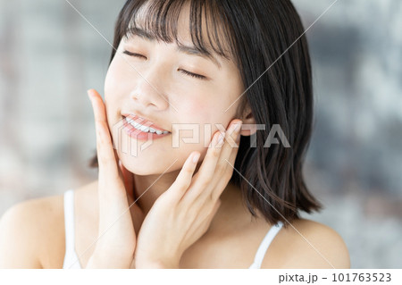 スキンケアをする若い女性 101763523
