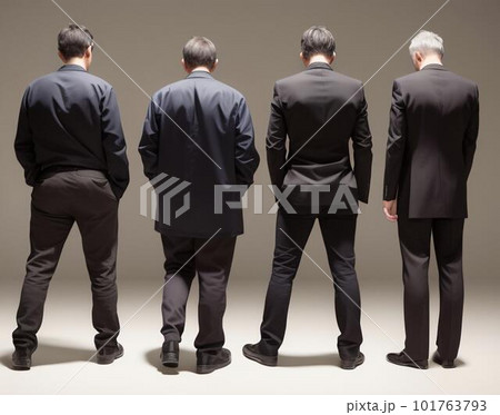 悩み多き中年ビジネスマン四人の背中 101763793